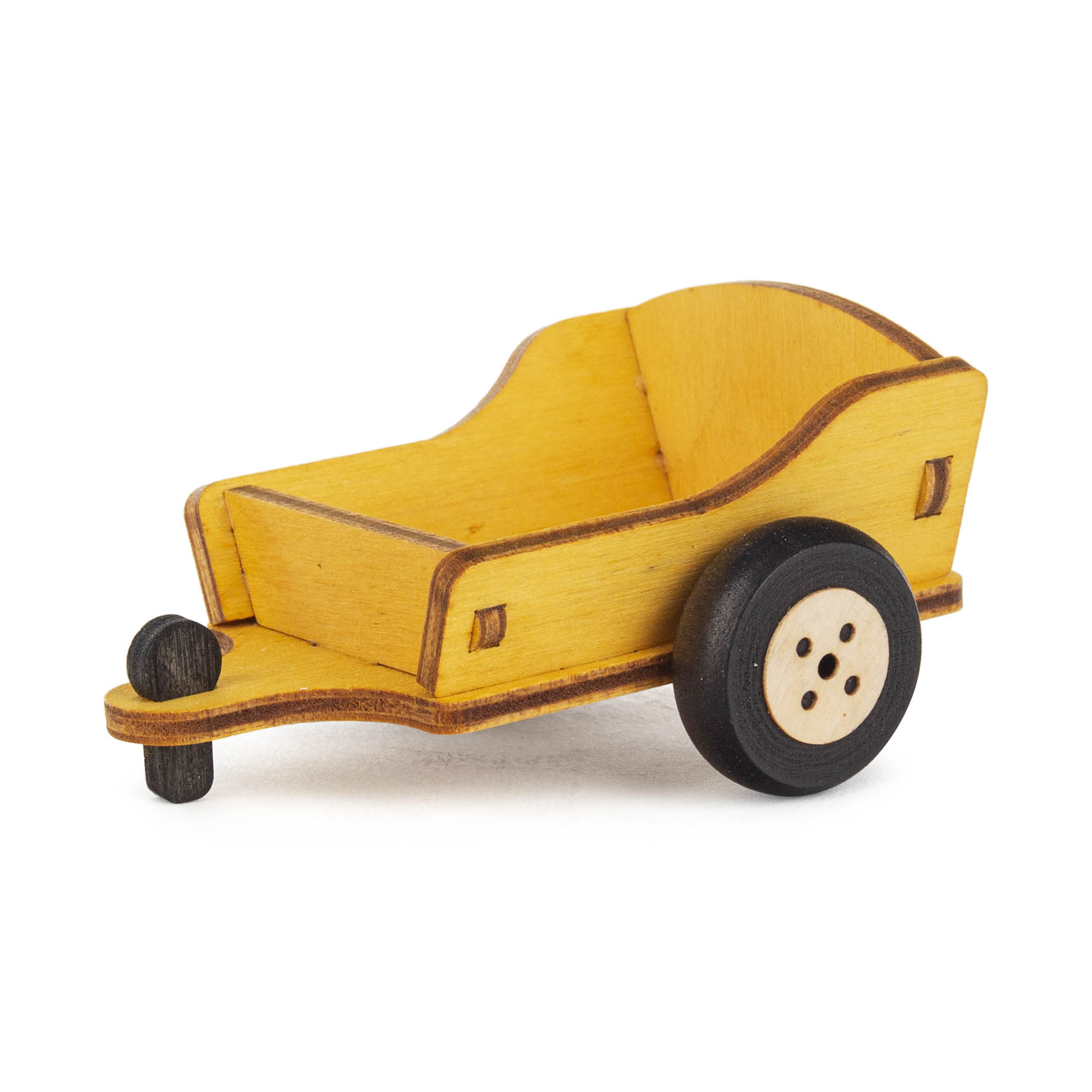 Ein kleiner, hölzerner Anhänger in leuchtendem Gelb mit einem Rad auf der Seite und einer Anhängevorrichtung vorne. im Dregeno Online Shop günstig kaufen