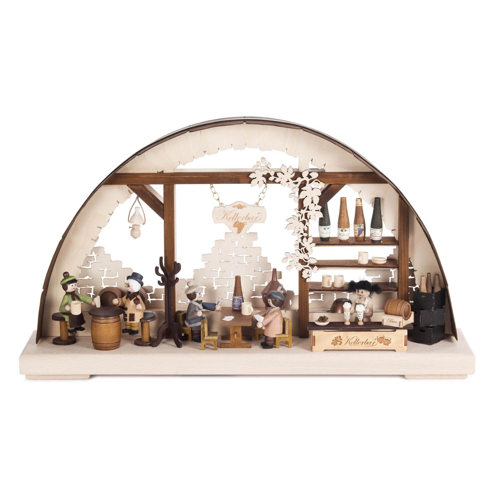 Ein Schwibbogen zeigt eine Kellerbar-Szene mit kleinen Figuren. Figuren sitzen an einem Tisch mit Getränken, es gibt Regale mit Flaschen und Fässer. im Dregeno Online Shop günstig kaufen